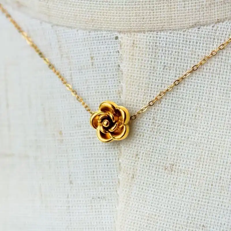 Rose pendant necklace